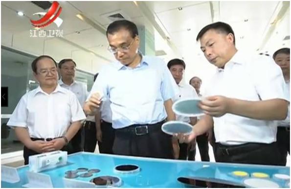 2016年8月23日,江西省省委书记鹿心社(左一),王敏博士(右一)陪同李克强总理在晶能光电考察.jpg