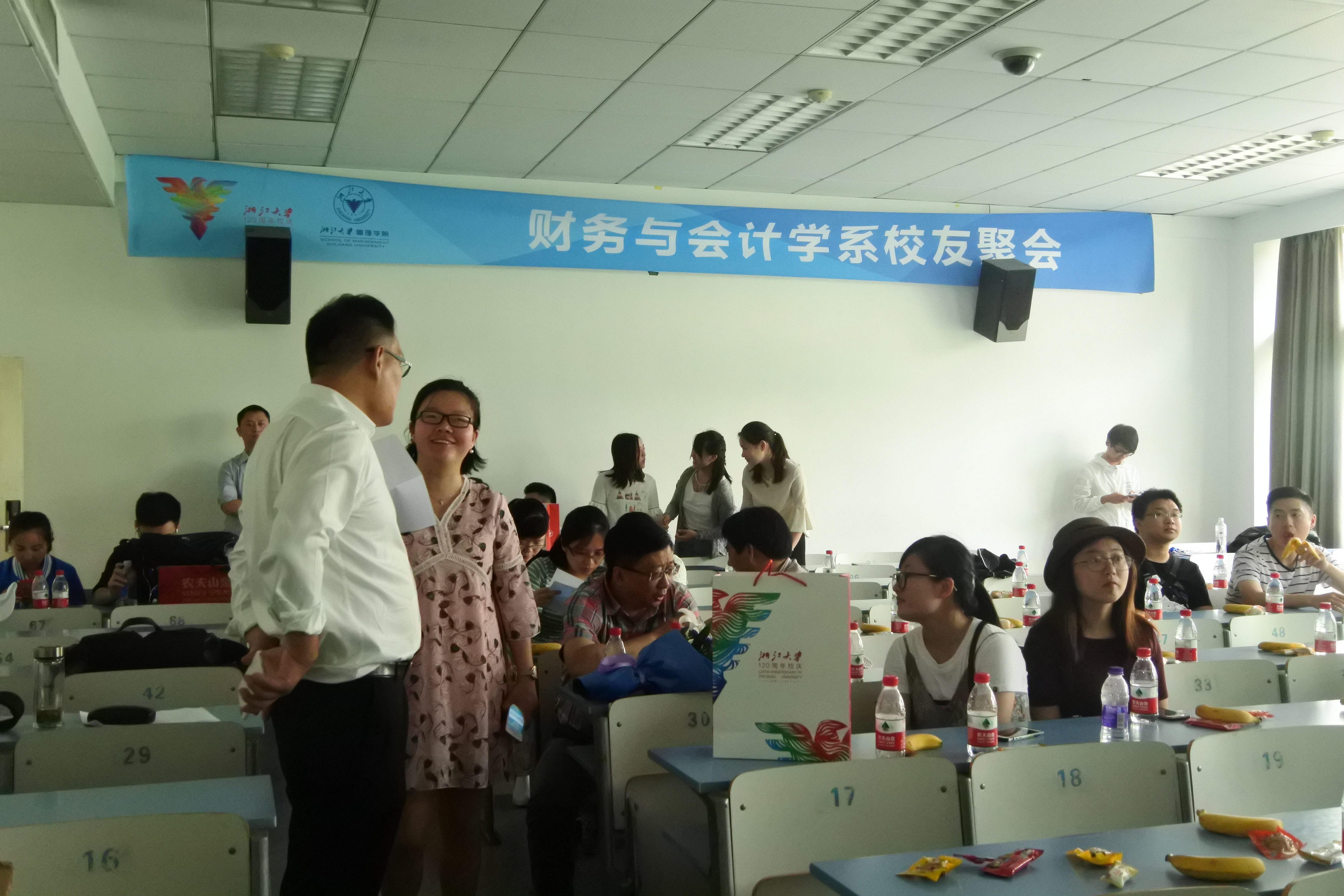 6.财务与会计学系（校友交谈）.JPG